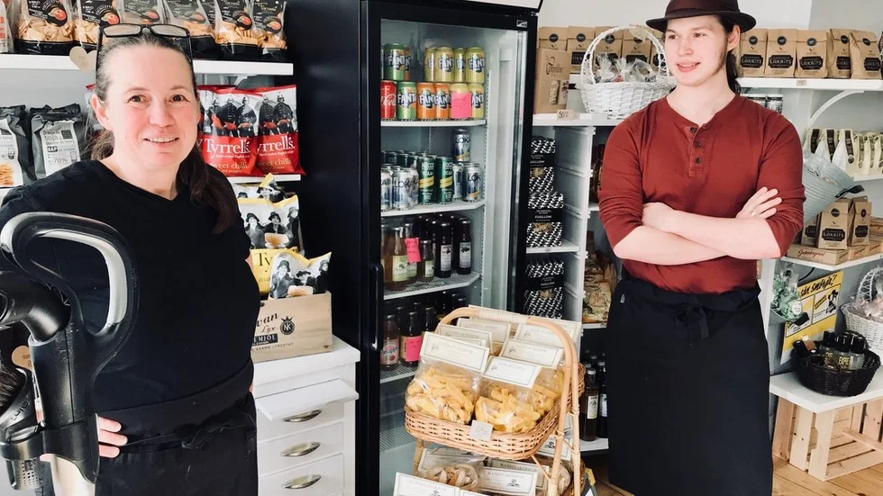Åsa Englund Jacobsson och sonen Björn tar en paus i städningen av handelsboden som öppnar på långfredag.