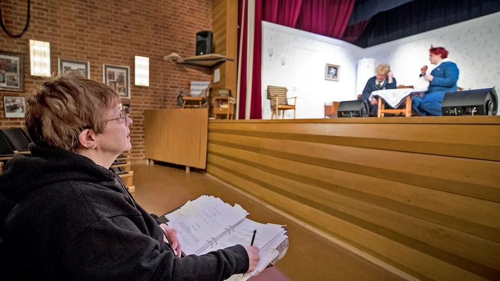 Regissören Marina Hillerton har ett manus fullt med kom i håg-lappar. På scenen ses Greger Andersson och Jonis Andersson.