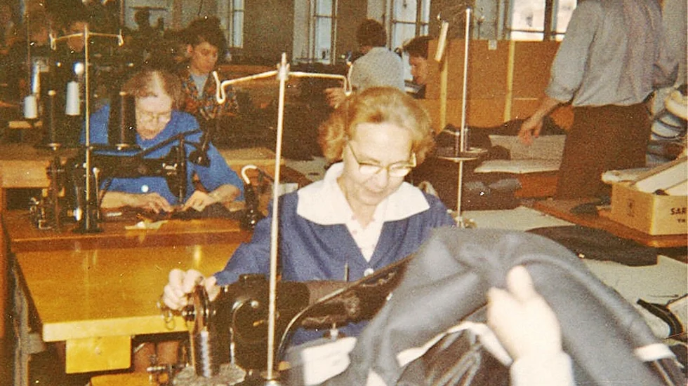 Två veteraner som var med från starten 1948. Närmast Elsa Kriegholm och bakom sitter Gerda Thorin.