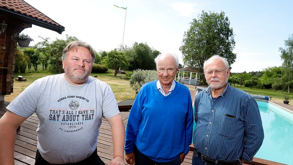 Göran Landelius, Anders Nilsson och Anders Skjöldebrand bor i Viks fritidsområde på Fogdön. De är både arga och upprörda efter att den döda bävern påträffades.