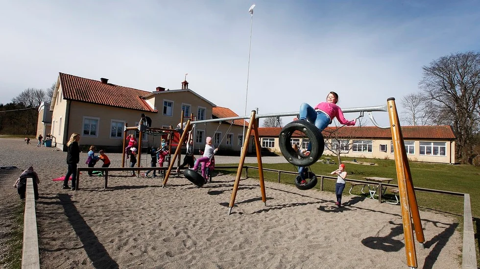 Kilenkrysset vill köpa Fogdö skola om kommunen lägger ner verksamheten. I så fall får bolaget Vårfruberga utbildning hyra lokalerna billigt.