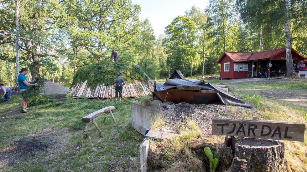 Här byggs årets upplaga av Östra Sörmlands gruvförenings kolmila. Milkolet var nödvändigt för järnbruket ända in på mitten av 1900-talet.