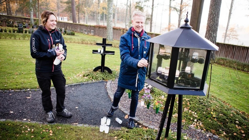 Minneslunden är en mer anonym gravplats där askan grävs ner inom ett gemensamt område. Här finns speciella ljusbärare där anhöriga kan ställa sina ljus. Johanna Hedsköld och Lars Ståhle plockar bort de som har brunnit ut.