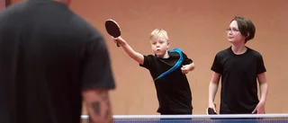 Flera ungdomar dök upp för att spela bordtennis