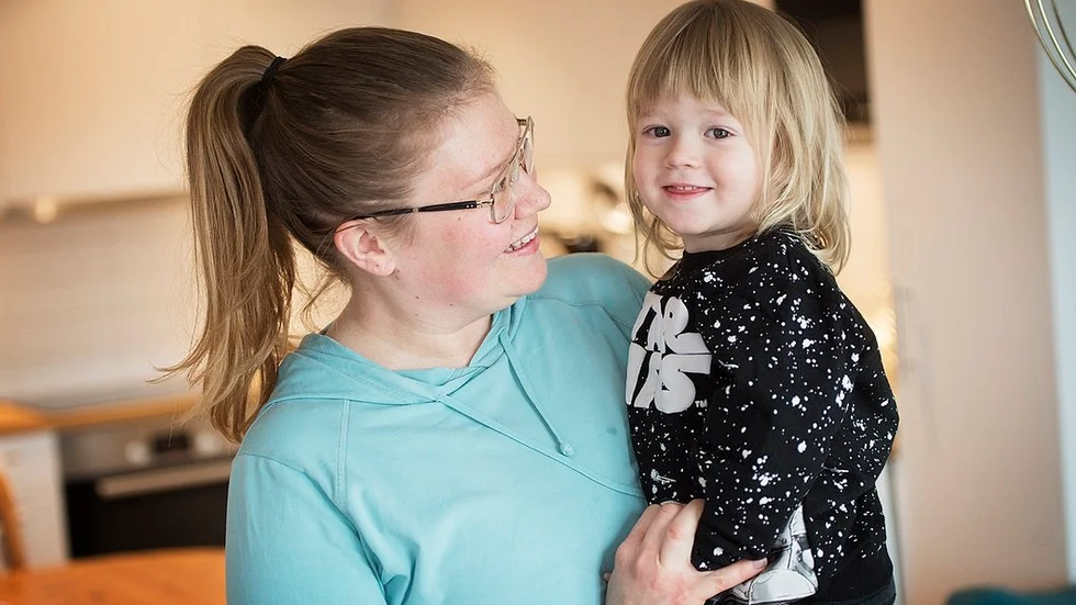 Det blev en kort dag på förskolan för Sigge Wallström, 2, under tisdagen. Förskolan hade så lite personal att föräldralediga mamman Angelica Wallström fick hämta hem honom.