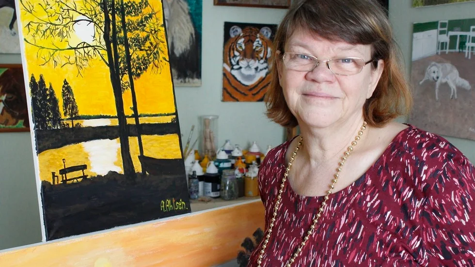 Konstnären Anette Ahlsén på Alvägen i Fröslunda fyller 65 på lördagen, och firas av sina sex barn och 14 barnbarn.