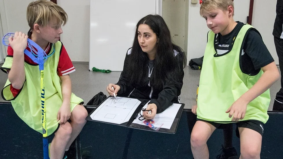 Tränaren Daniella Malmborg ger lite taktiska tips till William Mattsson och Manne Lindskog under en vätskepaus.