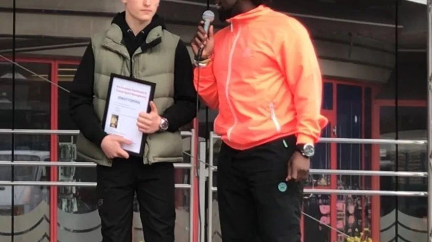 Benjamin intervjuas av Caxton Njuki vid överlämnandet.