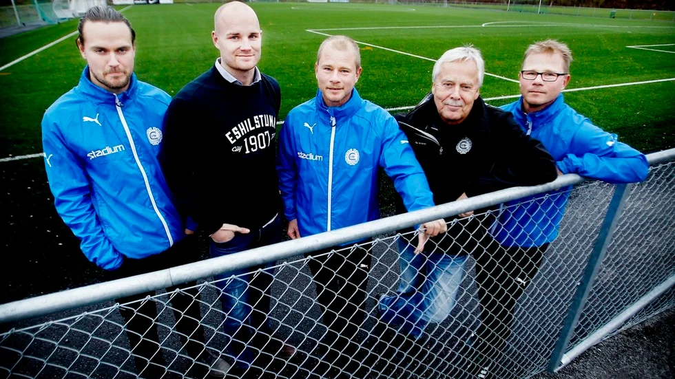 Robert Alsterklev (i mitten) är klar som ny huvudtränare i Eskilstuna City efter sparkade Jawad Al Jebouri.