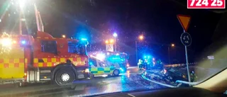 Bilföraren körde rakt över rondellen