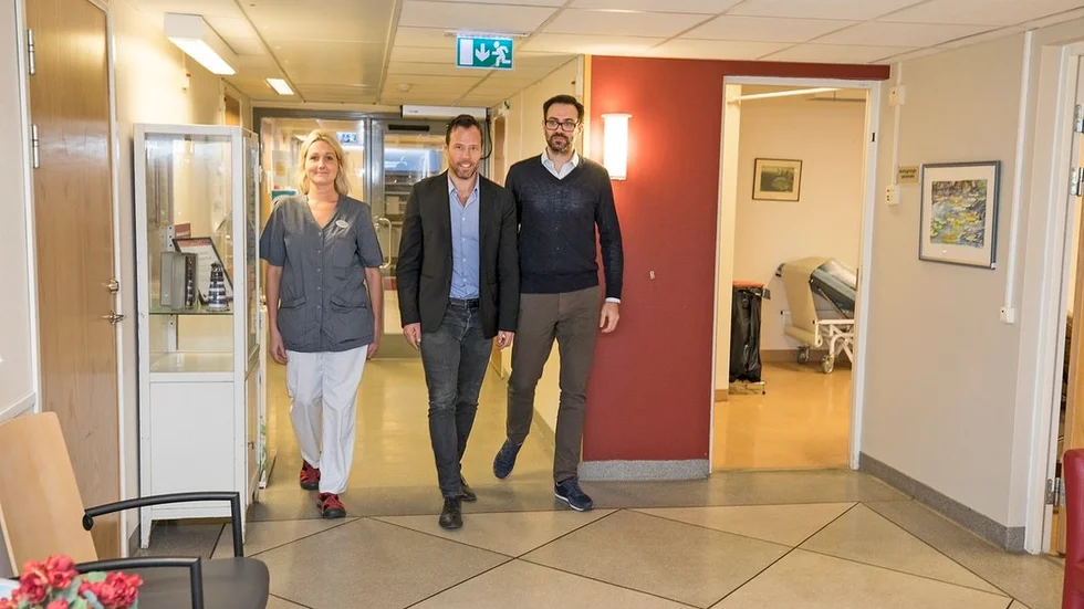 Linda Björling tillsammans med Vingåkers vårdcentrals nya ägare. Doktor.se nordic AB tar över vid årsskiftet och representeras av Martin Lindman vd och Adam Rosenholm ekonomichef.