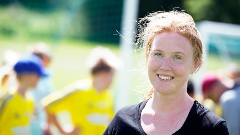 Anna-Karin Wilmi Eklund är stolt över Åkers ungdomsfotboll, men grämer sig över att den 100-årsjubilerande klubben står utan representationsslag säsongen 2018.