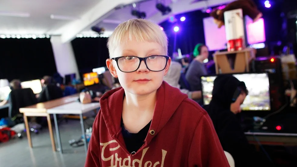 Jesper Koskela arbetade hårt med att rekrytera fler spelare till sitt och klasskompisarnas lag SWE/FIN inför lördagskvällens turnering.
