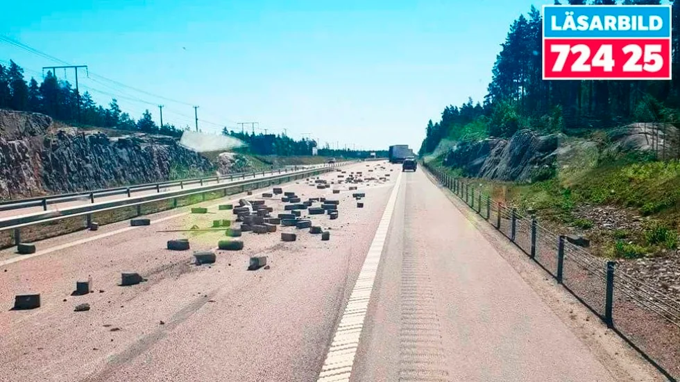 En stor mängd lecablock spreds över E 20 på onsdagsförmiddagen.