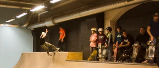 Glada skateboardåkare vid invigningen av nya rampen