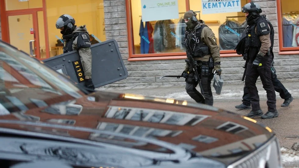 Polisen kan när som helst stå öga mot öga mot en person med vapen som börjar skjuta. Därför måste poliser som ingriper skyddas. På tisdagen slog insatsstyrkan till i Eskilstuna. I en fastighet fanns en replika av ett automatvapen.