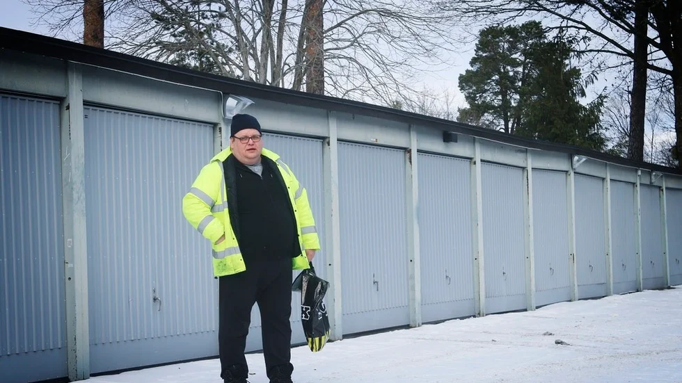 Det var vid garagelängan i radhusområdet som Pauli Andersson mötte de båda rånarna.