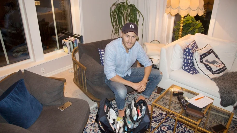 Nu är det dags att packa läkarväskan igen. Den här gången är det Tre Kronors manskap som gäller för naprapaten Markus Hast. Arkivbild: Ronny Falck