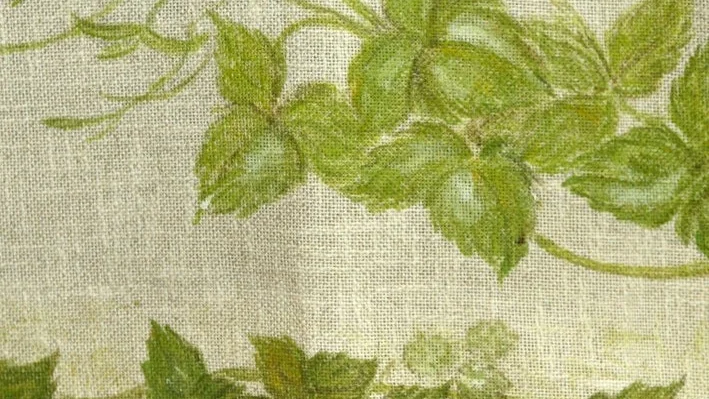 Detalj från bårtäcke, humlerankor målade av Marianne Larsson.