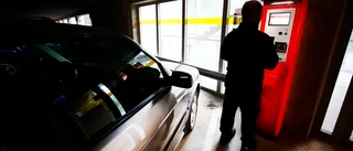 Paret fick hjälp av Q-park att checka in – minuter senare lappades deras bil: "Jättekonstigt"