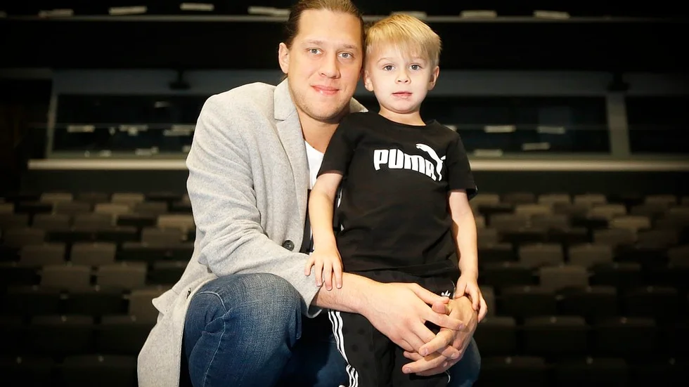 Tysklandsproffset Mattias Zachrisson är tillfälligt hemma i Eskilstuna för att spela landskamp mot Kroatien på torsdagskvällen. Och då är så klart sonen Sigge, 3,5 år, på plats för att kolla in sin pappa.