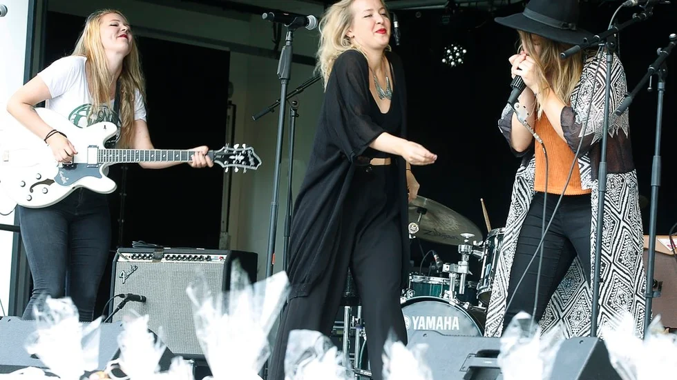Bandet Among Lynx, här fylls Årbyfestivalen med Elin Öbergs munspelstoner.