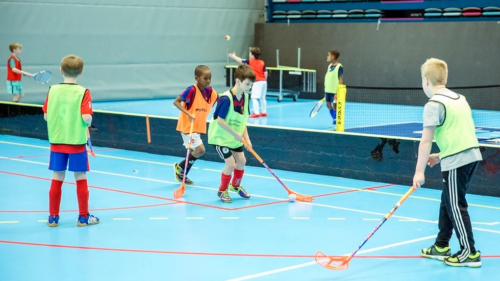 Innebandy provade några på för första gången och i bakgrunden spelades det tennis, som även det var en nyhet för många.