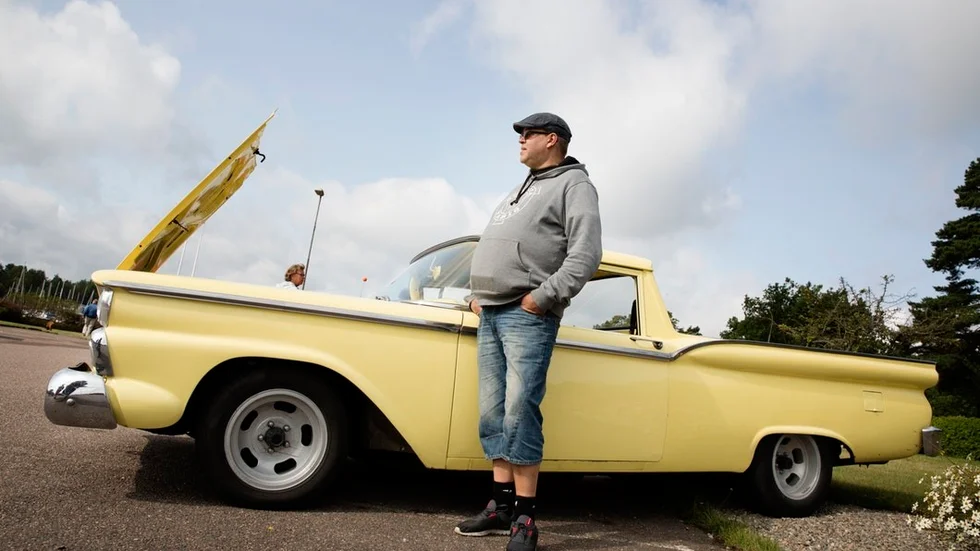 Ove Lundblad visar stolt upp sin Ford Ranchero från 1959.