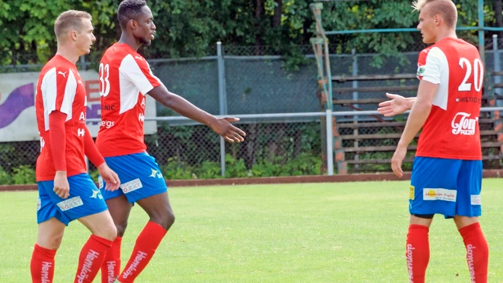 Tidjani Diawara gjorde två mål mot IFK Nyköping och är nu klar för Bissarna. Här med Ethan Gage och Pontus Nordenberg.