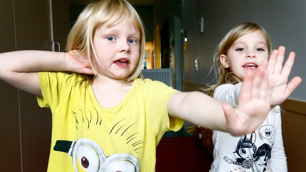 "Stopp! Min kropp!", skriker Anna-Lo Backlund, 4 år, och Lily Jalmberger, 5 år.