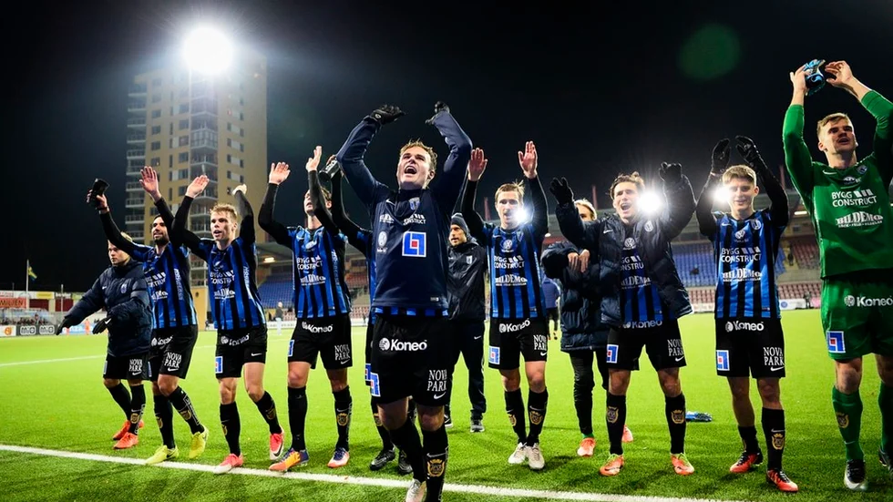 Niklas Busch Thor och de andra Siriusspelarna tackar sina fans som tagit sig till Tunavallen.