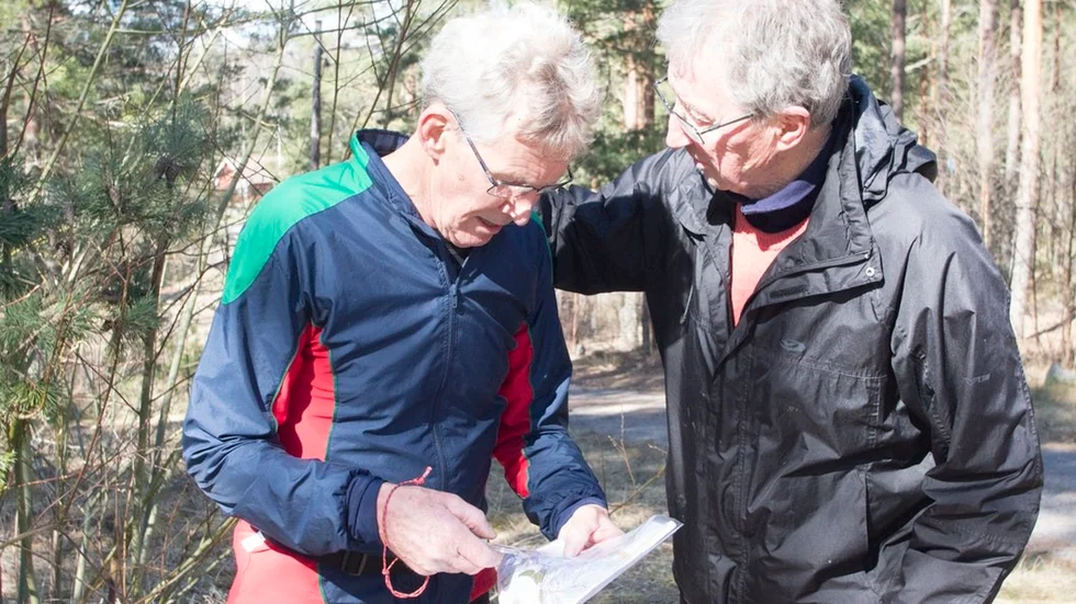 Rolf Hedlund från Eskilstuna diskuterar banan med arrangören Jan-Olov Gust.