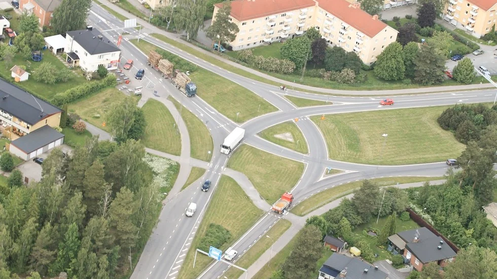 Trafikplatsen Talltullen byggdes 1961-62 och ska nu byggas om. Den har en lång historia av häftiga debatter, plåtskador, allmän förundran och som tidstypisk trafikomfördelare i 1950-talets bilismprogressiva anda.