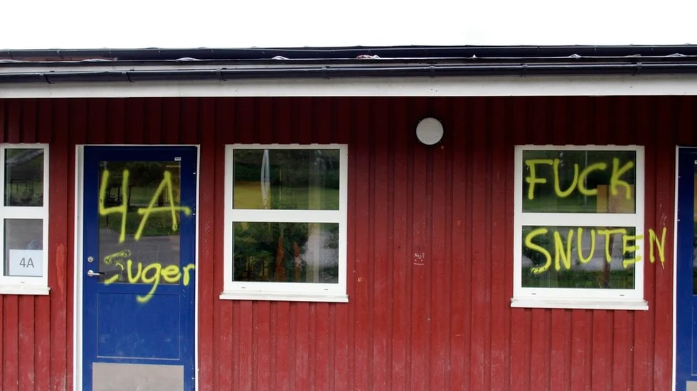 I helgen har någon eller några klottrat på flera ställen på Slottskolan. Dessutom har ett staket sparkats sönder.