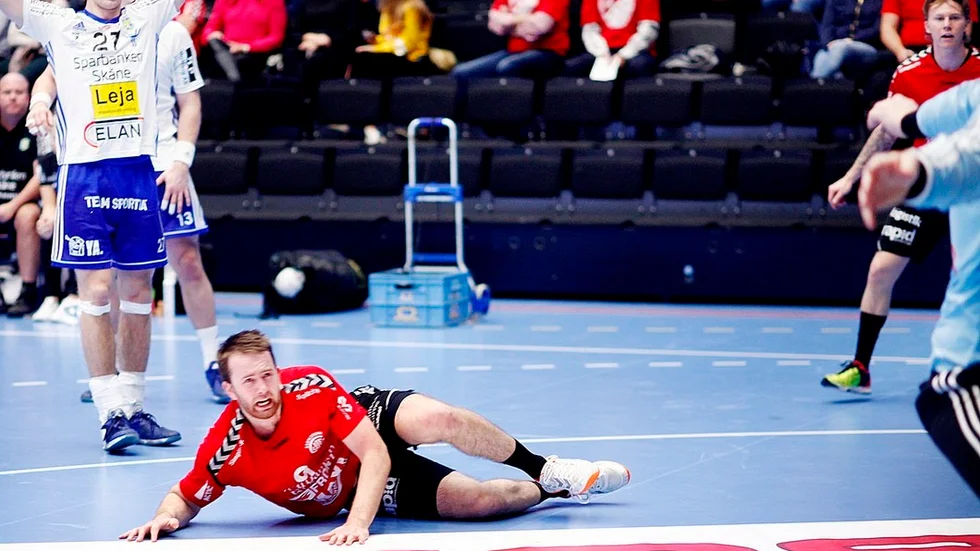 Guifs Daniel Ekman tror inte det är sant när Anders Persson, med ryggen mot honom, ändå räddar. En vansinnig parad med högerhanden av Ystads målvakt.
