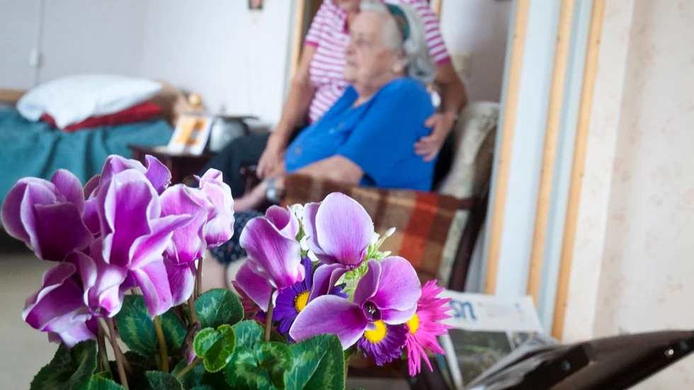 Blommor är mycket viktigt för Viola (t.h.), gammal blomsterhandlare som hon är. "Jag tog emot kunder i både bra och svåra tider."