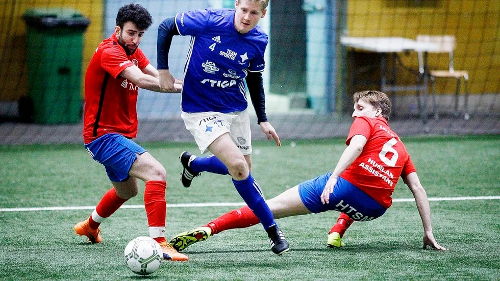 IFK:s Oscar Eriksson slinker mellan Ärlaspelarna Bewar Botani och Tom Gyllhamn.