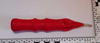 Kvinna beväpnad med kniv och isdubb angrep förbipasserande
