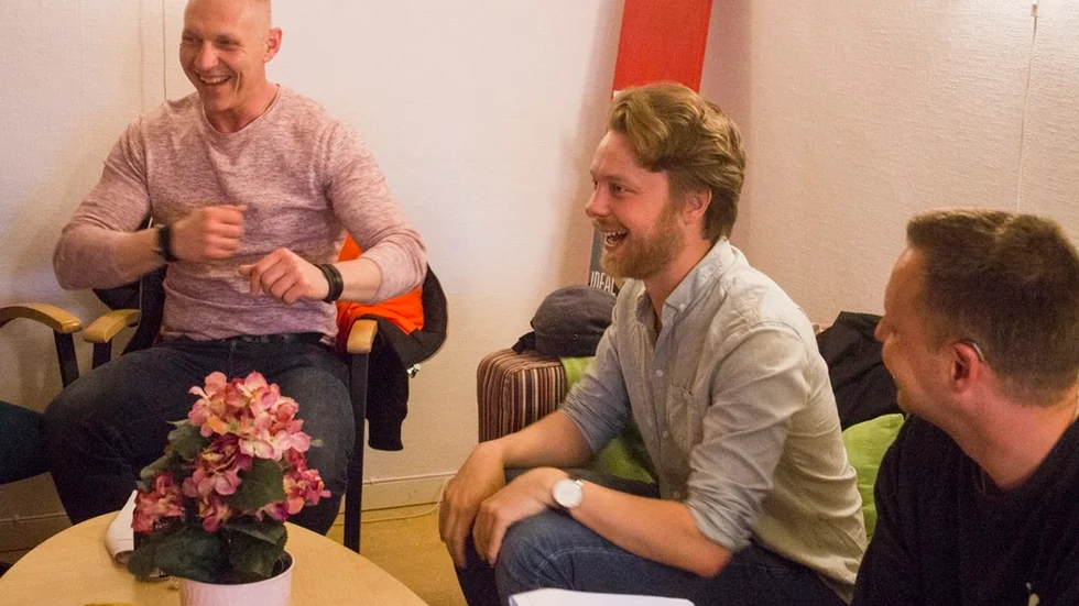 Dragan Jankovic, Pontus Kinnander och Marcus Enqvist medverkar i pjäsen. Övriga medverkande är Therese Fasth, Martin Eriksson, Charlie Andersson Wistbacka, Nicka Fröberg och Karin Bergfjord.