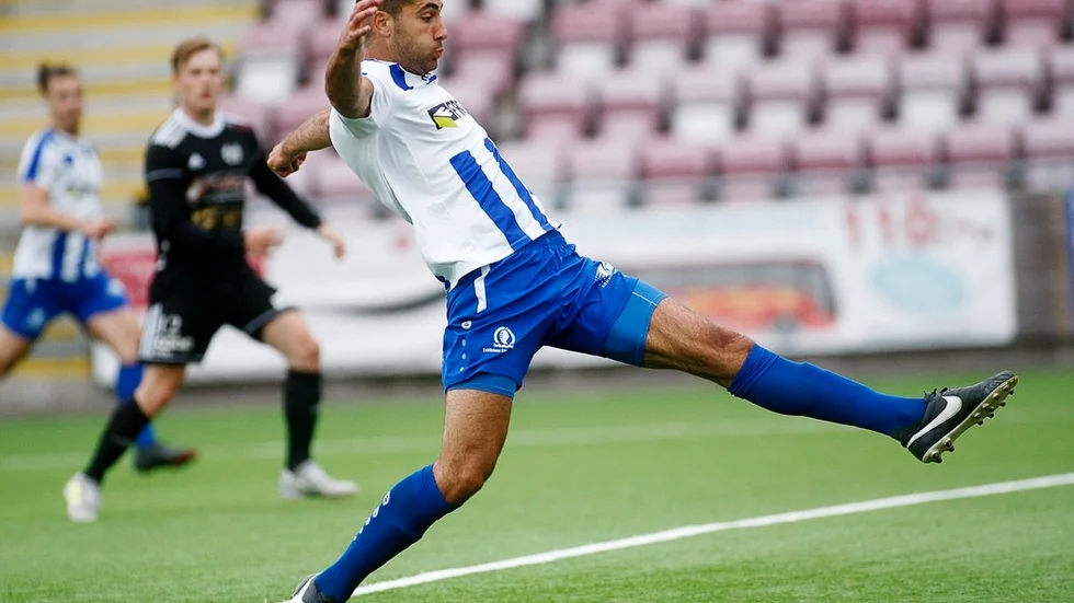 Emil Fritzell öste in hela 17 mål fast han inte kunde spela efter sommaruppehållet. Bilden är från matchen mot Strömsberg 30 juni, hans sista för säsongen i division 2, där Emil nätade fyra gånger.