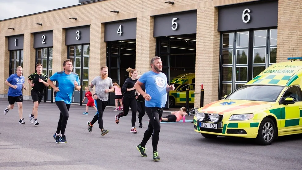 Träningspasset innehåller både konditionsövningar och styrketräning. Här avslutar de med löpning i intervaller.