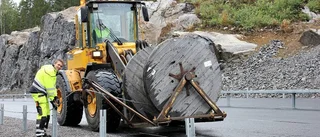 Förhandstitt på vägen mellan bergsväggarna