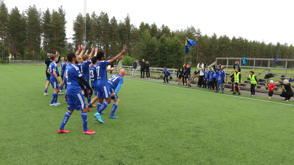 Storfors AIK jublar med sina nya ungdomsupportrar även kallat Storfors Ultras. 