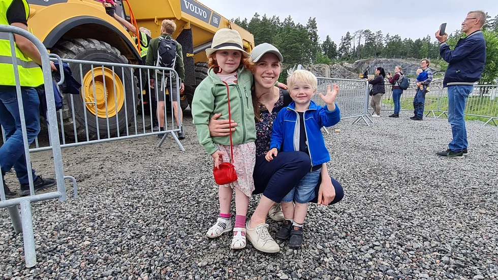 Elise Lokrantz, 4,5 år, tyckte det var kul att åka med i dumpern. Lillebror Arvid Lokrantz, 2 år, hade också kul och pekar entusiastiskt mot maskinen. Den slår däremot inte favoriten gräsklipparen hemma hos familjen, berättar han med hjälp av mamma Annika Lokrantz, 36 år.