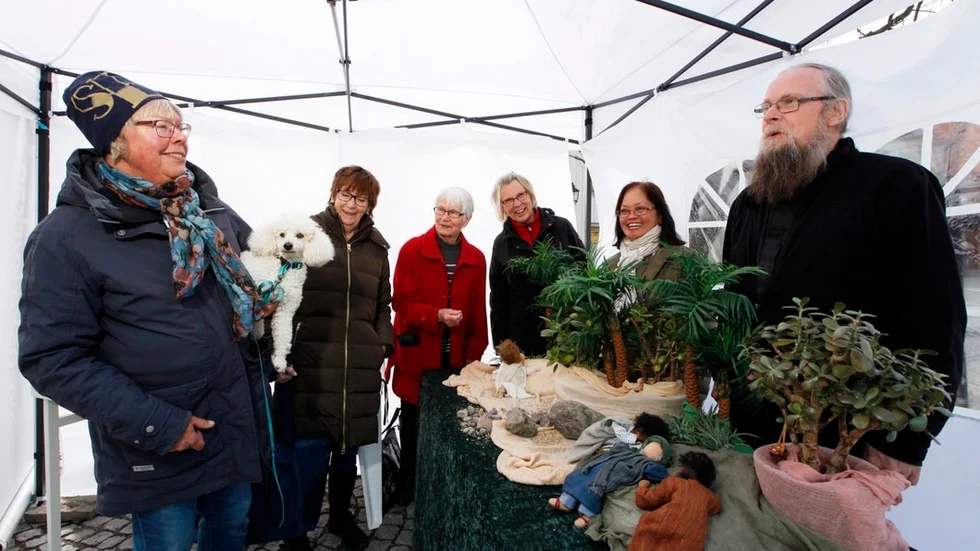 Brittmari Burman med pudeln Totte, Inger Lind och Telle Schweitz besökte kyrkans tält på torget under måndagen. Jaya Roos, Josephine Hiller och Håkan Sandvik och de bibliska figurerna berättade om Jesus i trädgården Getsemane.