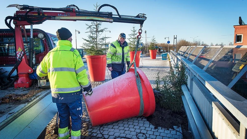 Kjell Damstedt funderar lite kring blomkrukemarodörerna i Nyköping,  som SN rapporterade om häromdagen. FOTO: MAGNUS GRIMSTEDT