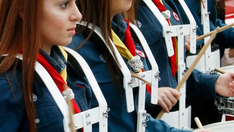 Det är nästan alltid flest trumslagare i scouternas musikgrupper. Det finns många bleckblåsare också, men trumslagarna är nästan alltid i majoritet.