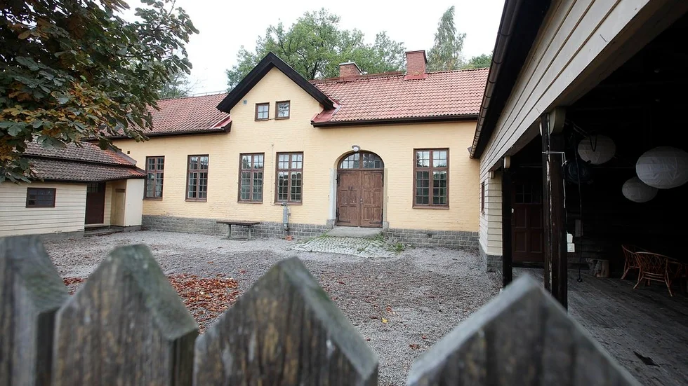 Tomten är på drygt 1800 kvadratmeter och innergården omsluts av huskroppar i tre väderstreck.