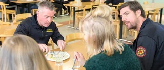 Elever får sällskap av brandmän vid bordet