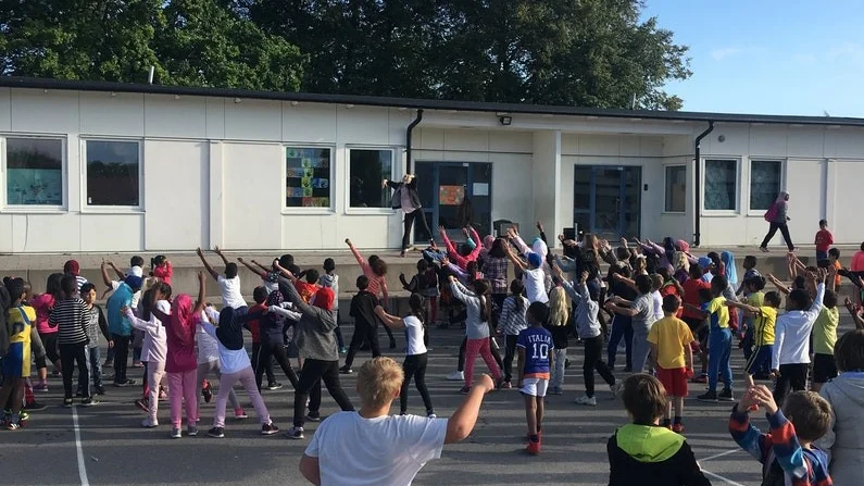 Uppvärmning inför Skoljoggen på Söderskolan.